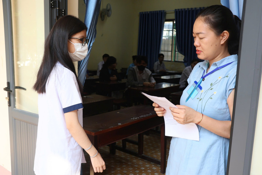 Thí sinh làm thủ tục vào phòng thi tại điểm thi Trường THPT Buôn Ma Thuột. (Ảnh: TT) a3.jpg