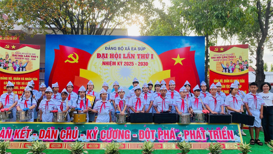 Các thành viên Đội Nghi lễ Trường Tiểu học Lê Lợi, xã Ea Súp. (Ảnh: NT) 1-tai.jpg