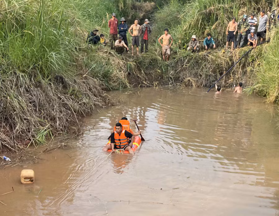 Lực lượng chức năng và người dân trục vớt 2 em nhỏ bị đuối nước. (Ảnh: CTV)