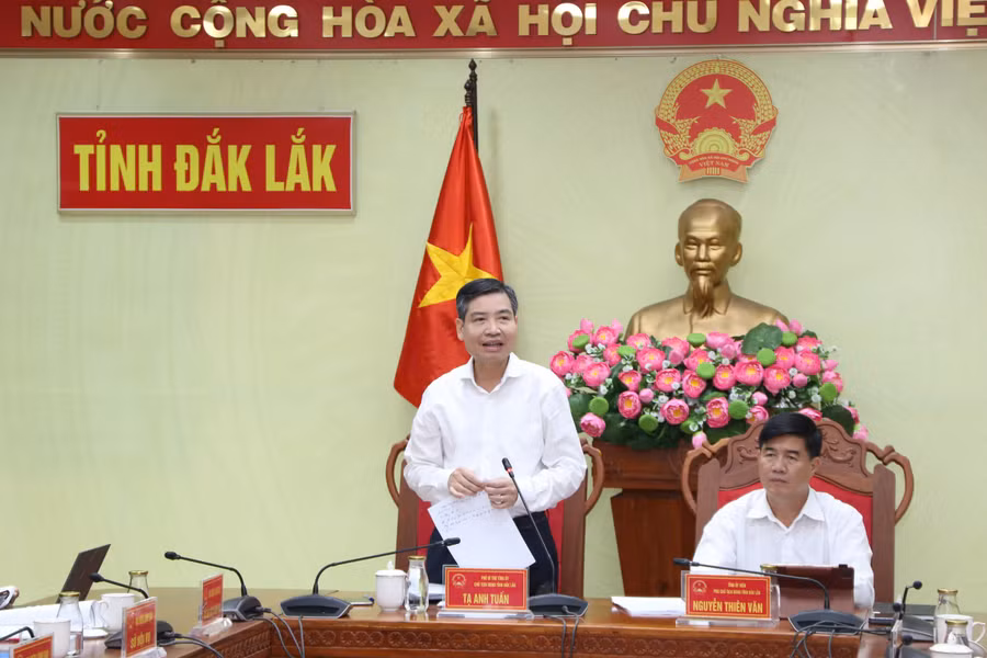 Chủ tịch UBND tỉnh Đắk Lắk Tạ Anh Tuấn phát biểu tại cuộc họp. (Ảnh: ĐXH)