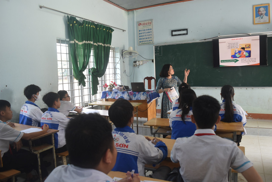 Trường THCS Hùng Vương (xã Hòa Sơn) đẩy mạnh ứng dụng công nghệ thông tin vào hoạt động dạy và học. (Ảnh: NA) anh-4-ai-giao-duc-1.jpg