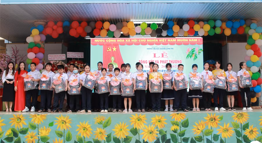 Đại diện iSMART Đắk Lắk trao quà cho học sinh. (Ảnh: QC)