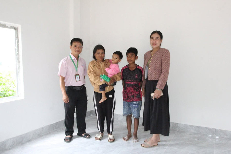 Niềm vui trong căn nhà mới của 1 hộ dân thuộc xã Cư Pui. (Ảnh: T.T) gn2-1.jpg