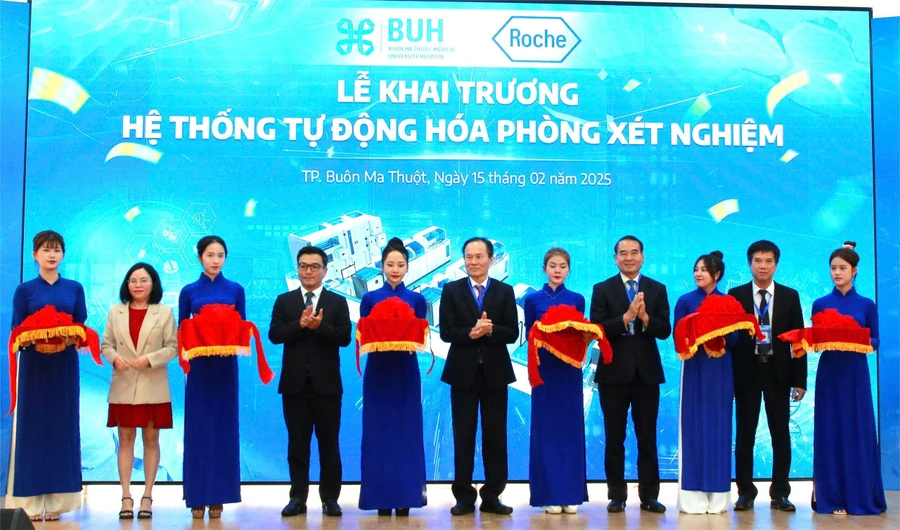 Khai trương Phòng xét nghiệp tự động hóa tại Bệnh viện Đại học Y Dược Buôn Ma Thuột. (Ảnh: PV)