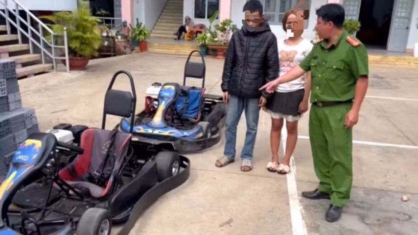 Lực lượng chức năng làm việc với 1 trong số 3 thanh thiếu niên. (Ảnh: CA)