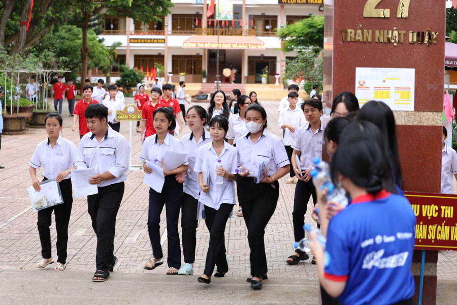 Thí sinh Đắk Lắk rời phòng thi sau khi hoàn thành bài thi môn Toán. (Ảnh: TT) a1-roi-phong.jpg