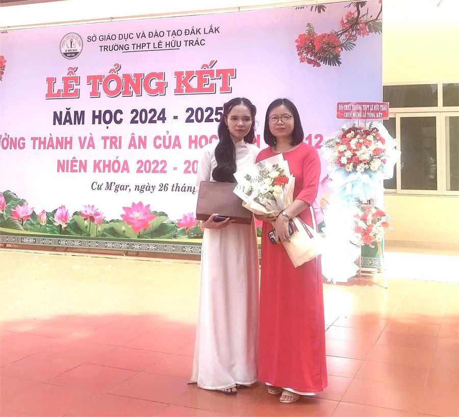 Thầy cô Trường THPT Lê Hữu Trác đã đồng hành, sẻ chia để Nguyễn Thị Thanh Huyền vượt qua nghịch cảnh, đạt thành tích xuất sắc trong học tập. (Ảnh: TT) gv.jpg