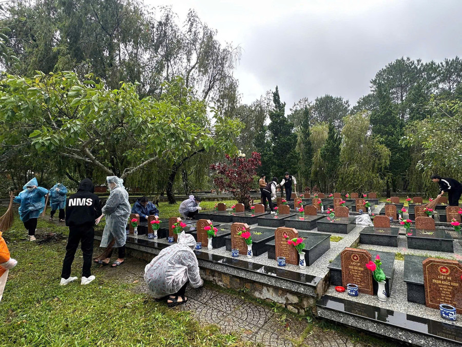 Đoàn viên, sinh viên Trường Đại học Đà Lạt dọn dẹp khu vực nghĩa trang liệt sĩ tỉnh Lâm Đồng. (Ảnh: ĐT) anh-4-tin-tong-hop.jpg