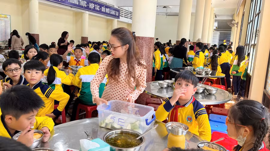 Học sinh tại Trường Tiểu học Trưng Vương ăn bán trú tại trường. (Ảnh: NT)