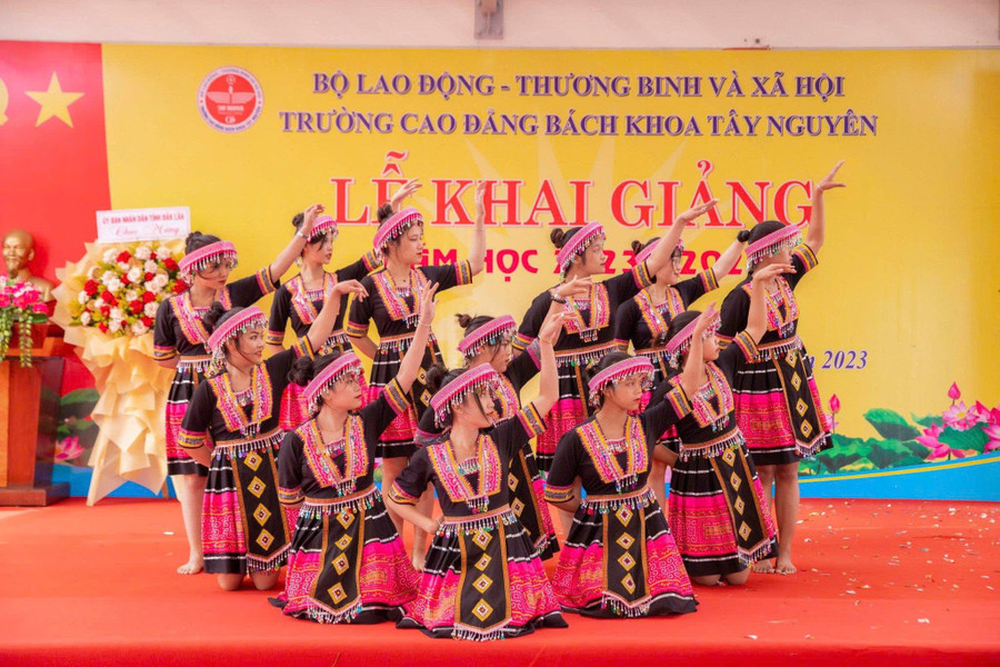 Sinh viên Trường CĐ Bách khoa Tây Nguyên trong lễ khai giảng năm học. (Ảnh: BK) a5.jpg