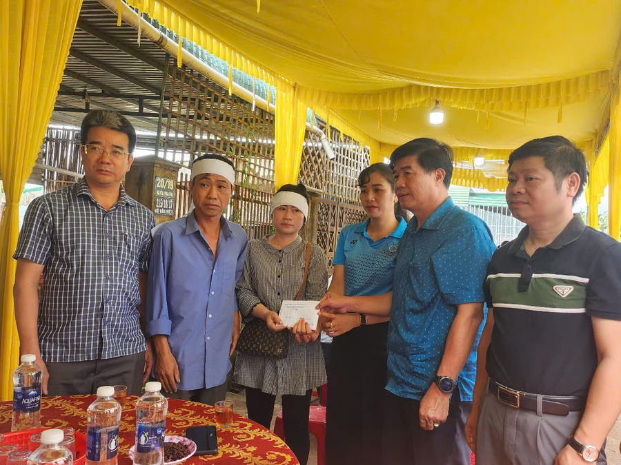 Phó Chủ tịch UBND tỉnh Đắk Lắk Nguyễn Thiên Văn trao hỗ trợ cho gia đình nạn nhân trong vụ thảm án. (Ảnh: TT) a1-a-v.jpg
