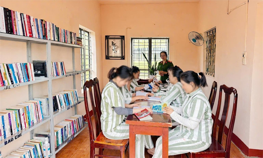Góc thư viện nhỏ ở Trại Tạm giam số 1, đều đặn đón nhận những