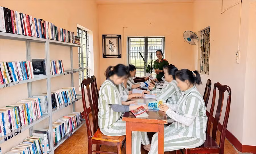 Góc thư viện nhỏ ở Trại Tạm giam số 1, đều đặn đón nhận những "bạn đọc" đặc biệt vào mỗi buổi chiều.