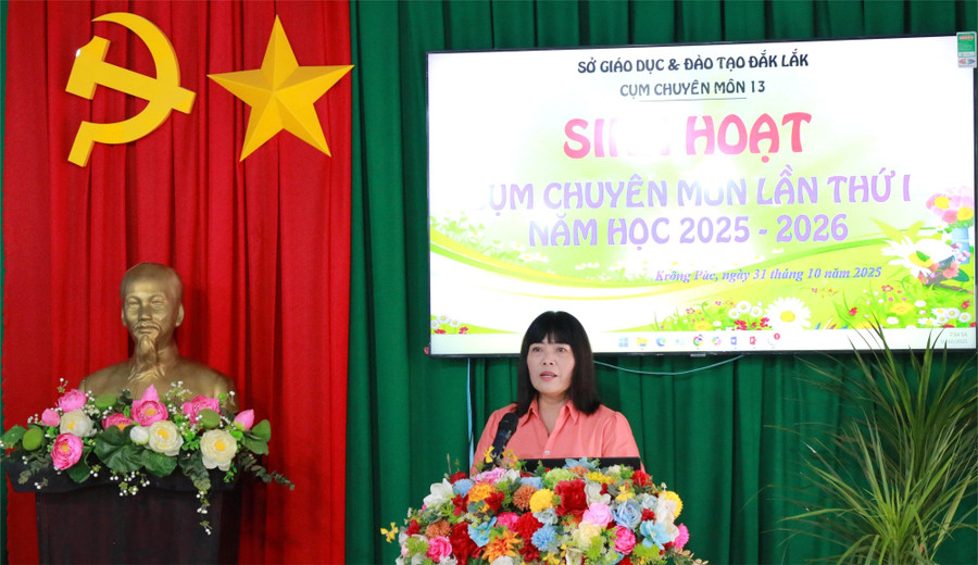 Bà Lê Thị Việt - Hiệu trưởng Trường Tiểu học Nơ Trang Lơng, Cụm trưởng Cụm chuyên môn số 13, Sở GD&ĐT Đắk Lắk triển khai nội dung sinh hoạt chuyên môn. 1-ht.jpg