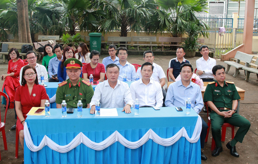 Các đại biểu dự lễ trao Bằng khen của UBND tỉnh Đắk Lắk cho em Thạch Chí Khang. (Ảnh: Thành Tâm) img-3238.jpg