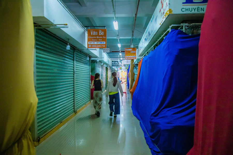 Hơn 80% kiốt ở chợ trung tâm TP Buôn Ma Thuột đóng cửa 3 ngày nay. (Ảnh: TT) a2-kiot.jpg