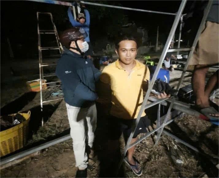 Nguyễn Trung Tín bị bắt khi đi theo các đoàn lô tô để che giấu thân phận. (Ảnh: CA)