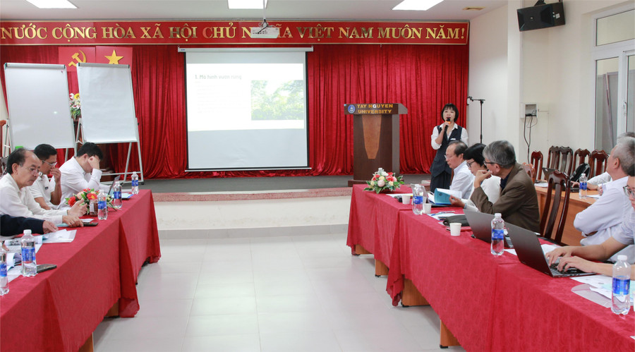 TS Nguyễn Thị Ngọc Quyên báo cáo đề dẫn. img-4556.jpg