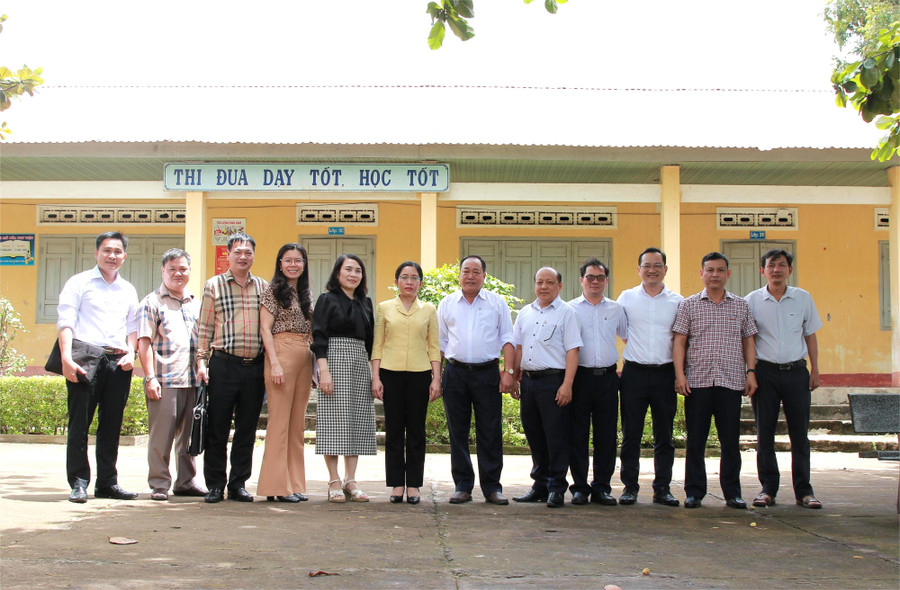 Đoàn công tác của Sở GD&ĐT Đắk Lắk thăm, làm việc với Trường tiểu học Lê Lợi - xã Ea Súp. (Ảnh: Thành Tâm) img-8069.jpg
