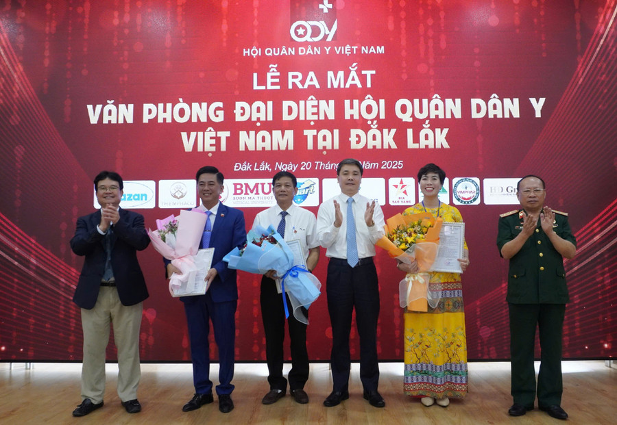 Trao các quyết định thành lập Văn phòng Hội Quân dân Y tại Đắk Lắk. (Ảnh: TT) 1000030676.jpg