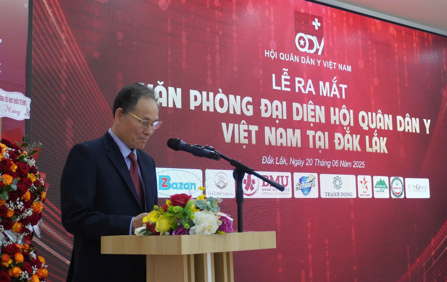 GS.TS Cao Tiến Đức - Hiệu trưởng Trường Đại học Y Dược Buôn Ma Thuột trình bày tham luận. (Ảnh: TT) 1000030679.jpg