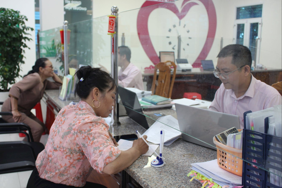 Giải ngân cho khách hàng là sinh viên đầu tiên ở xã Đức Linh. hinh-2.jpg