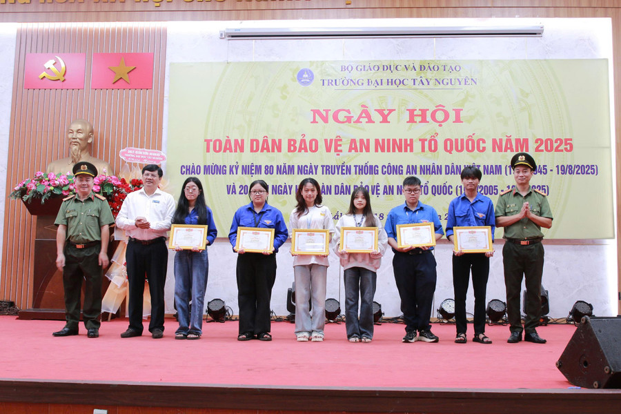 Trao Giấy khen của Hiệu trưởng Trường Đại học Tây Nguyên tặng các sinh viên. (Ảnh: TT) sv-khen.jpg