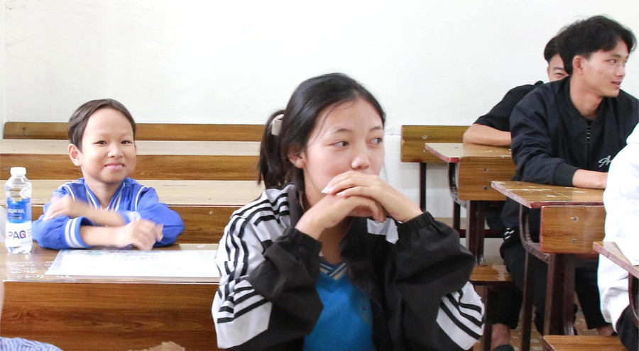 Thí sinh Nguyễn Văn Thiện ngồi lọt thỏm trong phòng thi số 332, điểm thi Trường THPT Krông Bông. (Ảnh: Thành Tâm) img-7244-7686.jpg