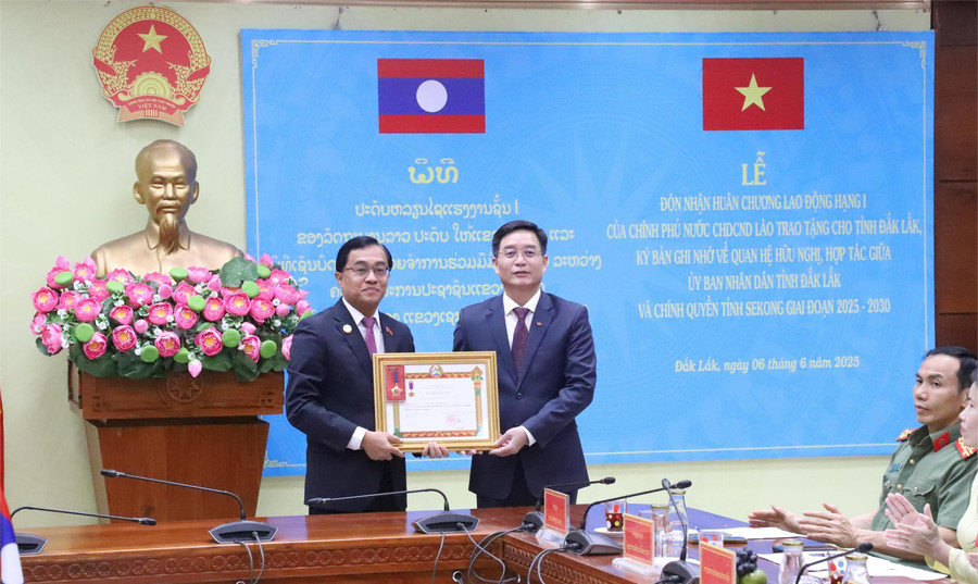 Ông Leklai Sivilay trao tặng Huân chương Lao động hạng I của Chính phủ Lào cho ông Nguyễn Đình Trung. (Ảnh: CL)