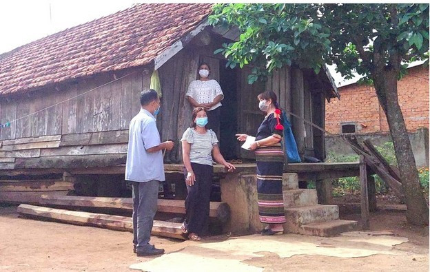 Người có uy tín đến từng nhà vận động đồng bào DTTS chấp hành chủ trương của Đảng pháp luật Nhà nước. (Ảnh: Báo Đắk Lắk)