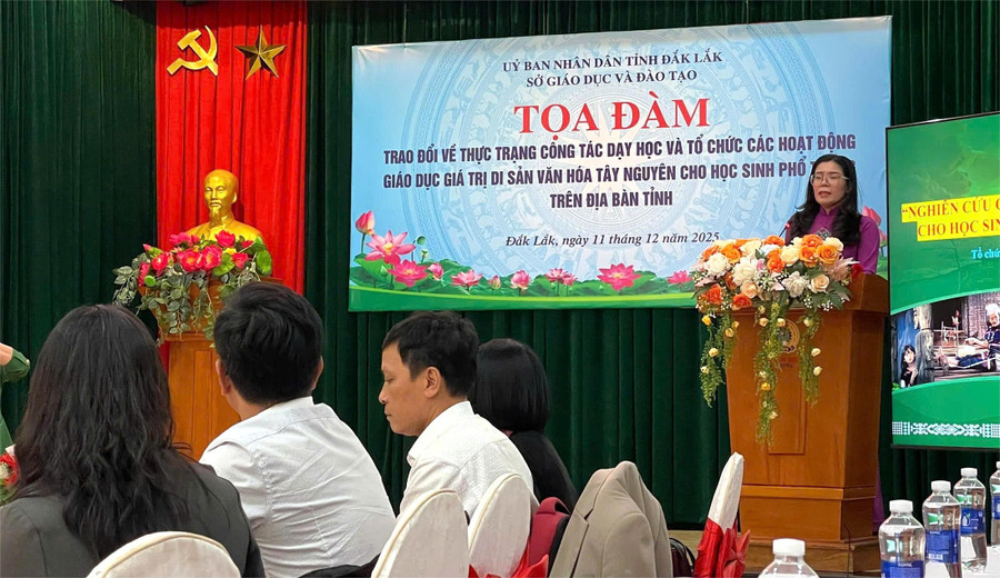 TS Lê Thị Thảo - Trưởng phòng Giáo dục phổ thông, Sở GD&ĐT Đắk Lắk báo cáo đề dẫn. (ĐT)