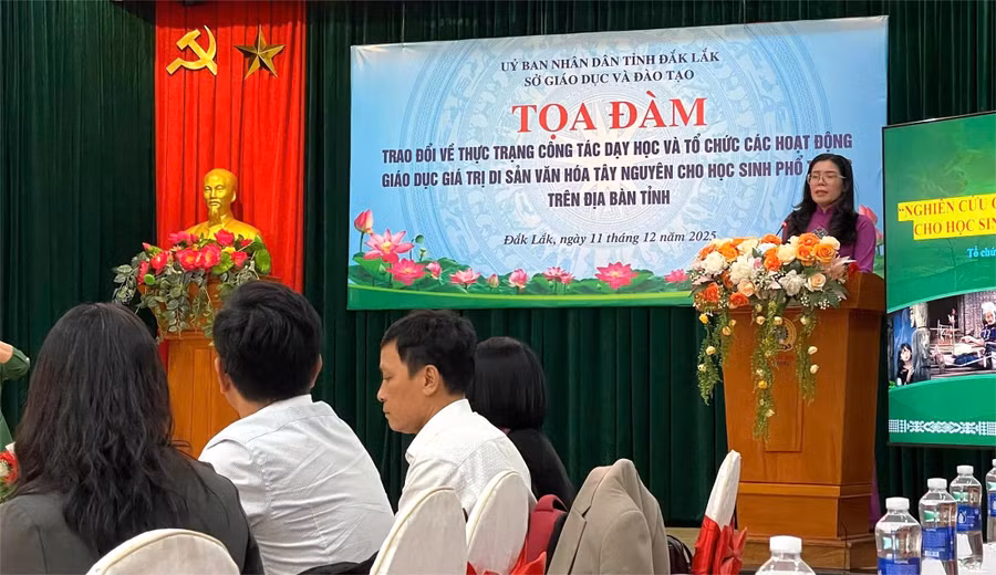 TS Lê Thị Thảo - Trưởng phòng Giáo dục phổ thông, Sở GD&ĐT Đắk Lắk báo cáo đề dẫn. (ĐT)