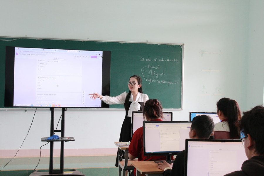 Một tiết học của lớp nghề Thương mại điện tử cho học sinh vùng DTTS tại Đắk Lắk. (Ảnh: Thành Tâm) 1-1.jpg