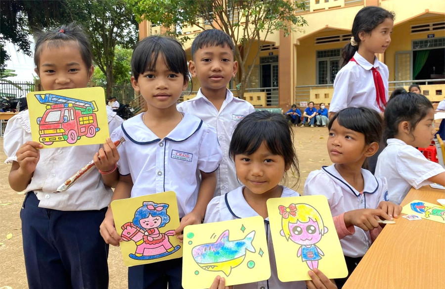 Niềm vui của học sinh tiểu học khi tham dự hoạt động vẽ tranh do CLB Sinh viên 5 tốt tổ chức. (Ảnh: TT)
