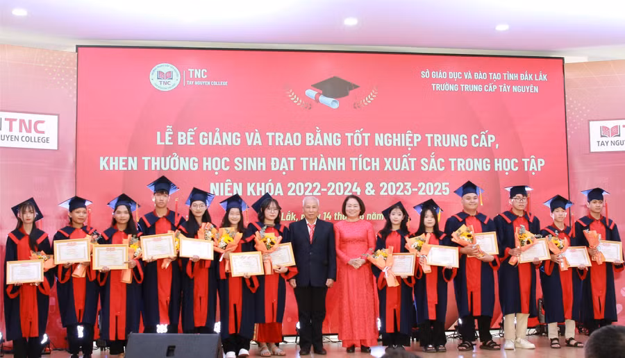Tặng Giấy khen cho học sinh xuất sắc. (Ảnh: Thành Tâm)