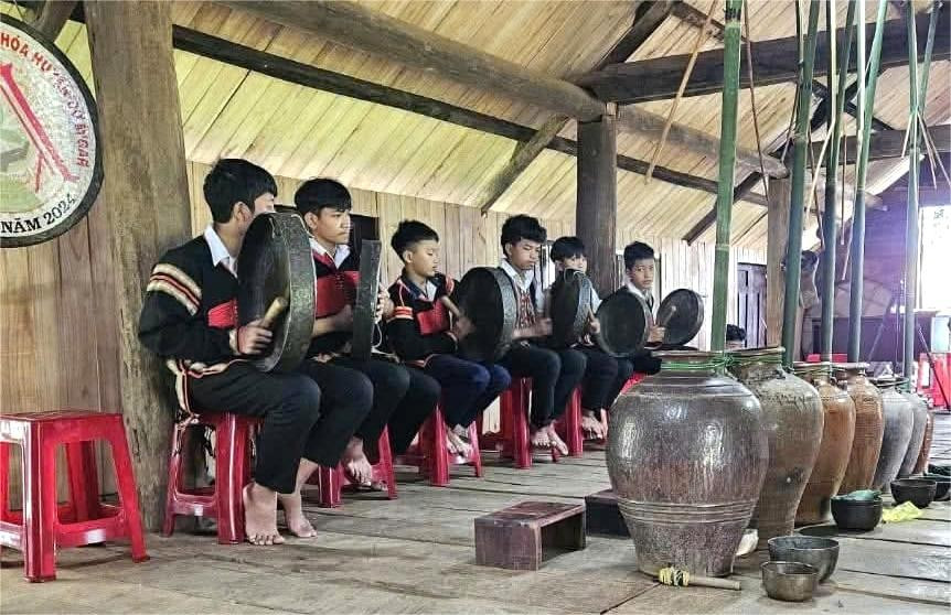 Học sinh Trường Phổ thông dân tộc nội trú THCS huyện Cư M’gar biểu diễn cồng chiêng trong một lễ hội trên địa bàn. (Ảnh: TT) cong-chieng-1.jpg