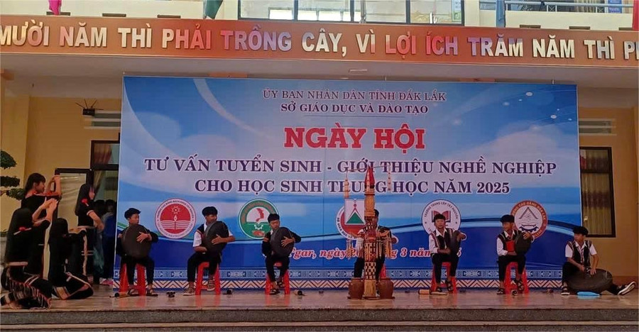 Trước đây, mỗi lần học sinh tham gia biểu diễn, nhà trường phải đi mượn cồng chiêng. (Ảnh: TT) cong-chieng-2.jpg