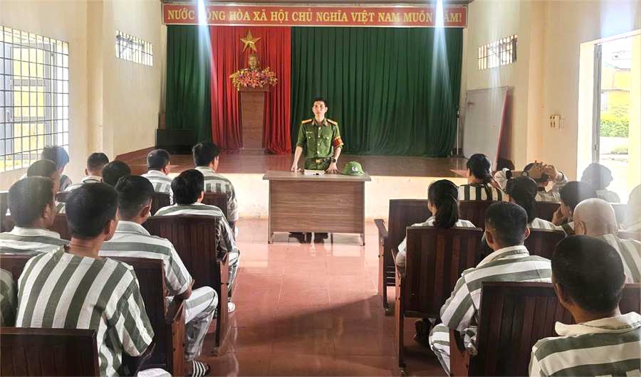 Trại tạm giam số 1 phổ biến, giáo dục phạm nhân Quyết định đặc xá của Chủ tịch nước. (Ảnh: TT) a4-dx.png