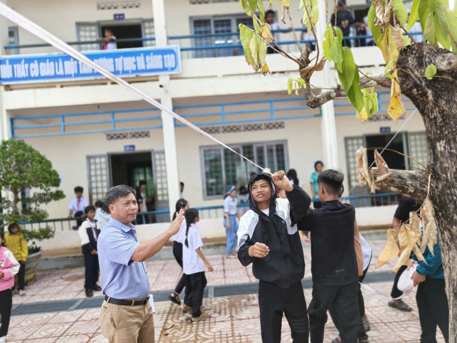 Thầy và trò Trường THCS Võ Thị Sáu, xã Buôn Đôn cùng chuẩn bị cho Lễ khai giảng năm học 2025-2026. (Ảnh: TT)