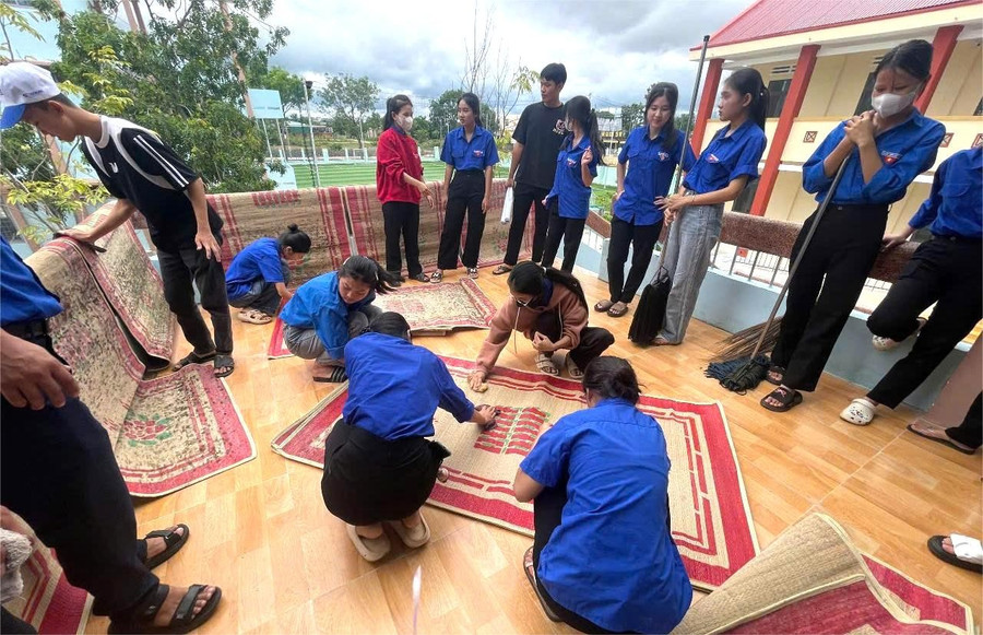 Thanh niên tình nguyện tại huyện Ea Súp chuẩn bị nơi ở cho thí sinh từ biên giới ra dự thi. (Ảnh: TT)