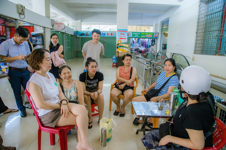 Các tiểu thương ở chợ trung tâm TP Buôn Ma Thuột mong muốn cơ quan chức năng có hướng dẫn rõ ràng để mở cửa buôn bán. (Ảnh: TT) a4.jpg