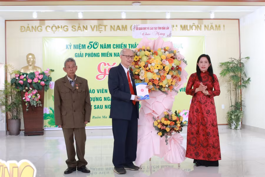 Giám đốc Sở GD&ĐT Đắk Lắk Lê Thị Thanh Xuân tri ân các thế hệ cán bộ, giáo viên thời kỳ kháng chiến chống Mỹ. (Ảnh: TT)