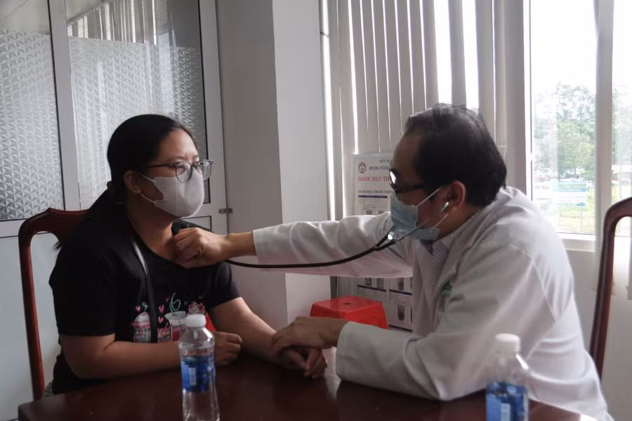 Một bệnh nhân được các bác sĩ khám lại theo giấy mời của Bệnh viện đa khoa vùng Tây Nguyên. (Ảnh: TT)