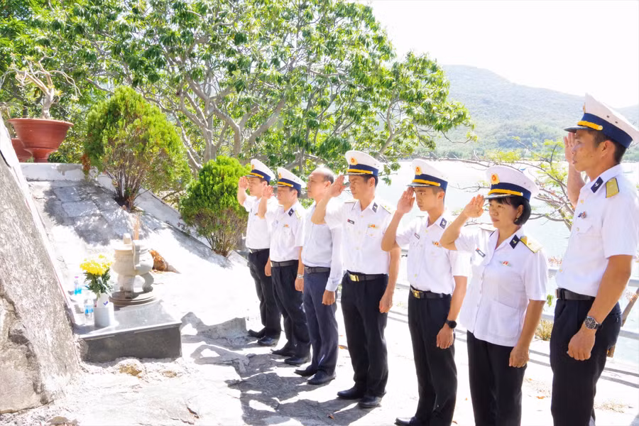 Giảng viên và sinh viên Học viện Hải quân dâng hương tại Di tích lịch sử quốc gia tàu 235. (Ảnh: NA)