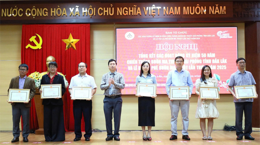 UBND tỉnh Đắk Lắk tặng Bằng khen các tập thể đã có thành tích trong Lễ hội cà phê Buôn Ma Thuột lần thứ 9 năm 2025. (Ảnh: ĐX) bao-nd.jpg
