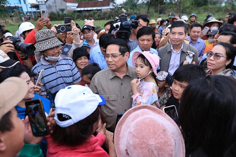 Thủ tướng Phạm Minh Chính thăm hỏi, động viên nhân dân xã Hòa Thịnh, tỉnh Đắk Lắk. (Ảnh: Báo Chính phủ)