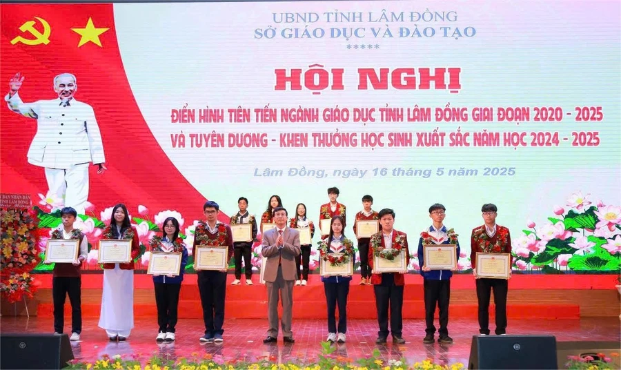 Giám đốc Sở GD&ĐT Phạm Kim Quang trao Bằng khen, phần thưởng cho các học sinh xuất sắc. (Ảnh: GD)