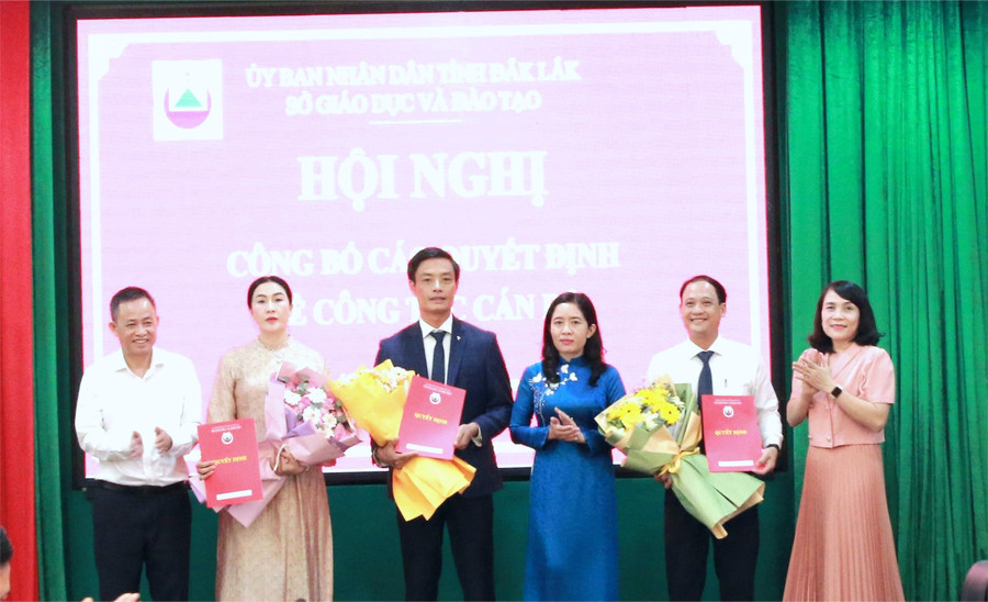 Lãnh đạo Sở GD&ĐT trao quyết định, bổ nhiệm, bổ nhiệm lại hiệu trưởng các trường THPT. (Ảnh: Thành Tâm)