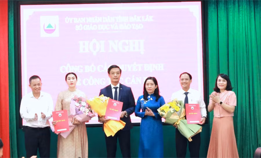 Lãnh đạo Sở GD&ĐT trao quyết định, bổ nhiệm, bổ nhiệm lại hiệu trưởng các trường THPT. (Ảnh: Thành Tâm)