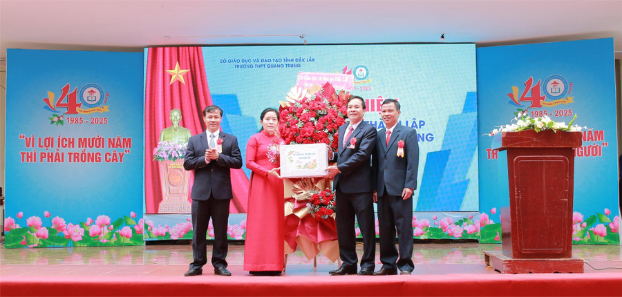 Giám đốc Sở GD&ĐT Lê Thị Thanh Xuân tặng hoa chúc mừng Trường THPT Quang Trung 40 năm hình thành và phát triển. (Ảnh: TT)